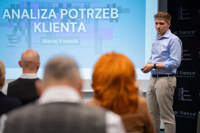 Uczestnik prowadzi prezentację przed grupą podczas zajęć
