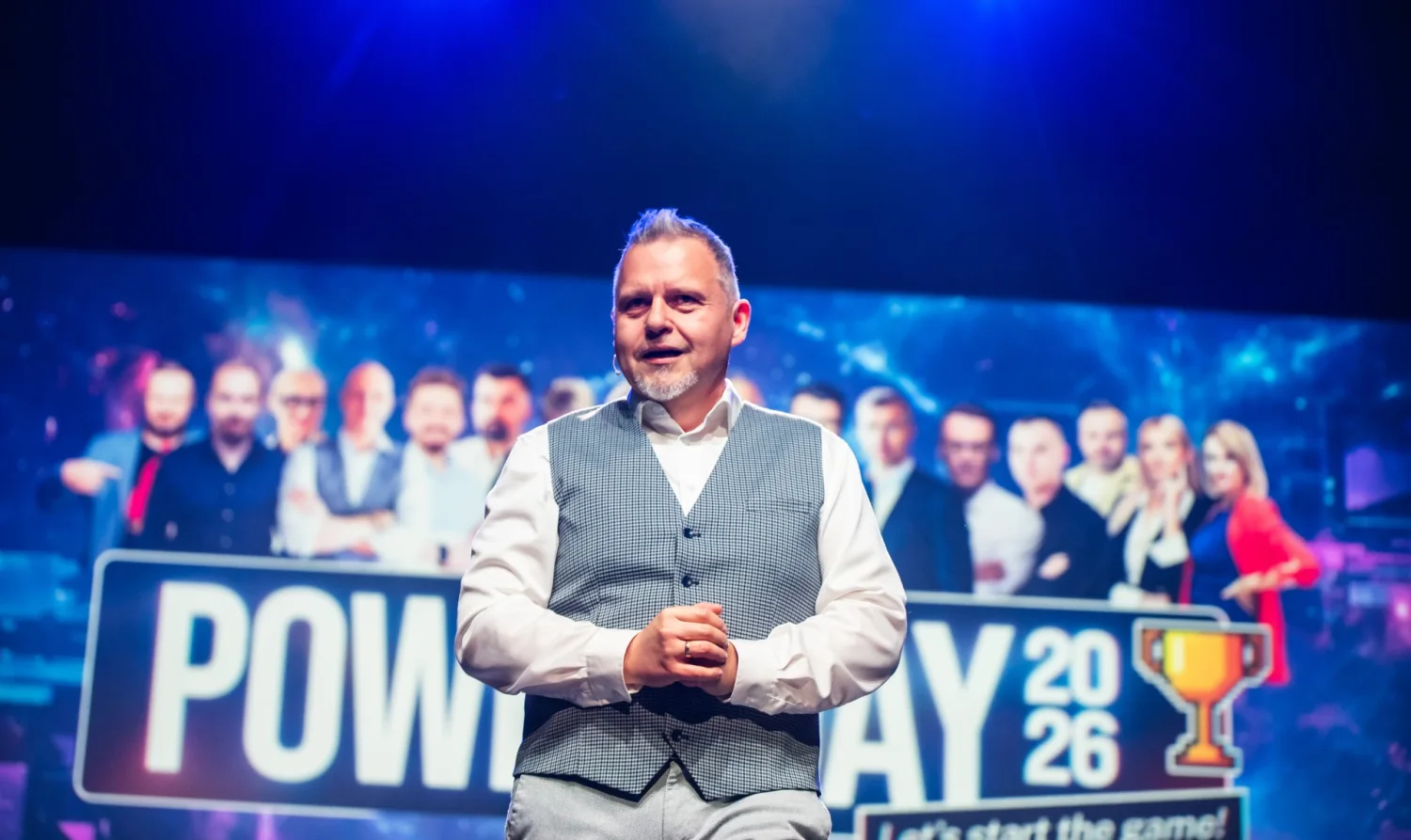 Roman Kawszyn prowadzi wystąpienie na scenie PowerDay